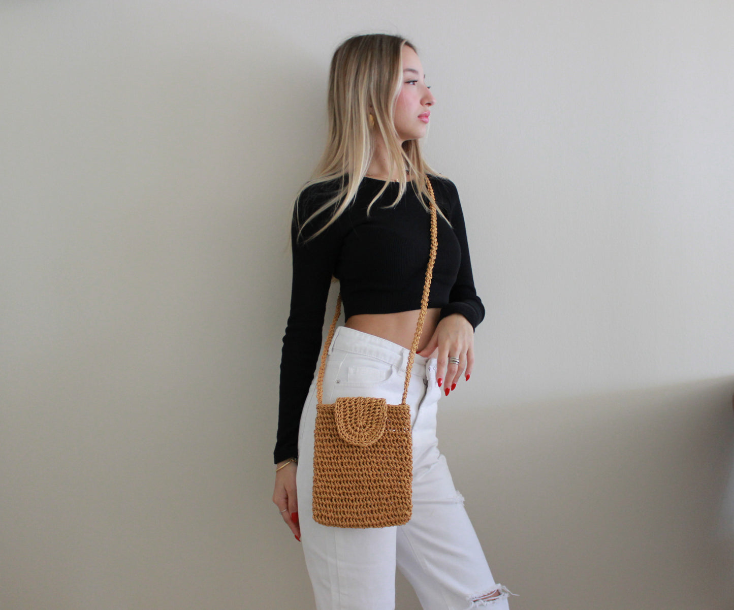 HAND-KNITTED STRAW SHOULDER BAG