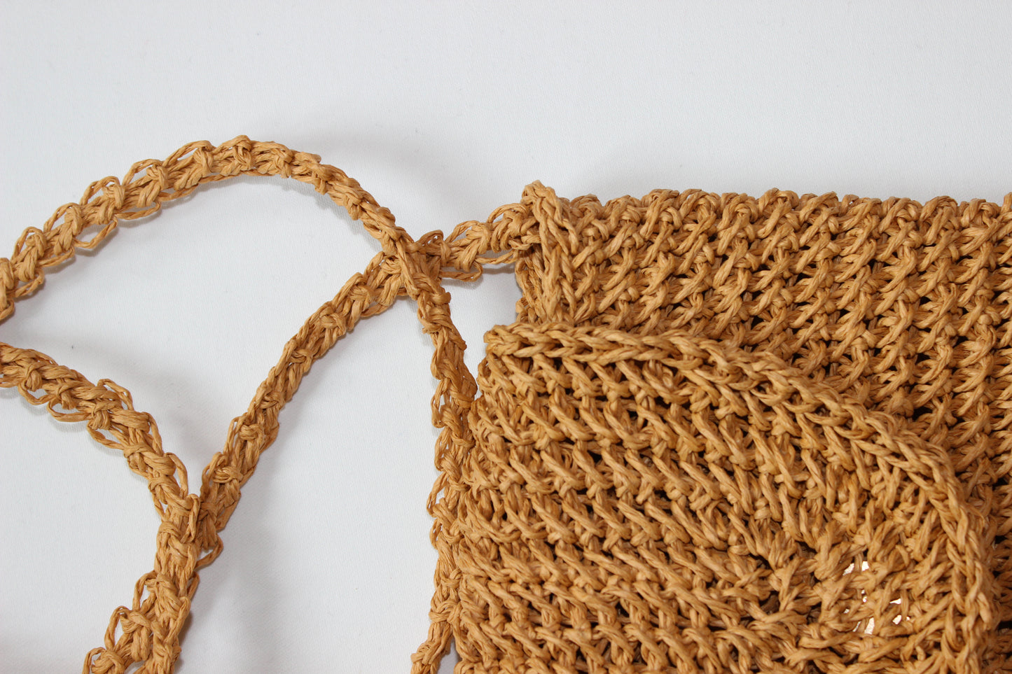 HAND-KNITTED STRAW SHOULDER BAG