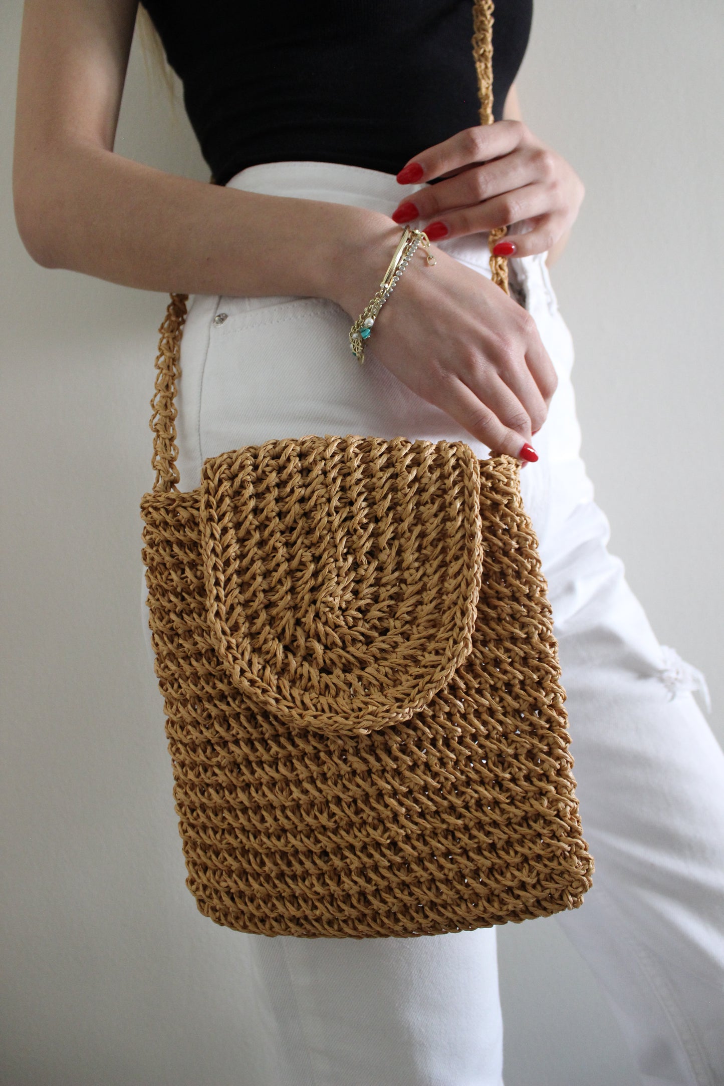 HAND-KNITTED STRAW SHOULDER BAG