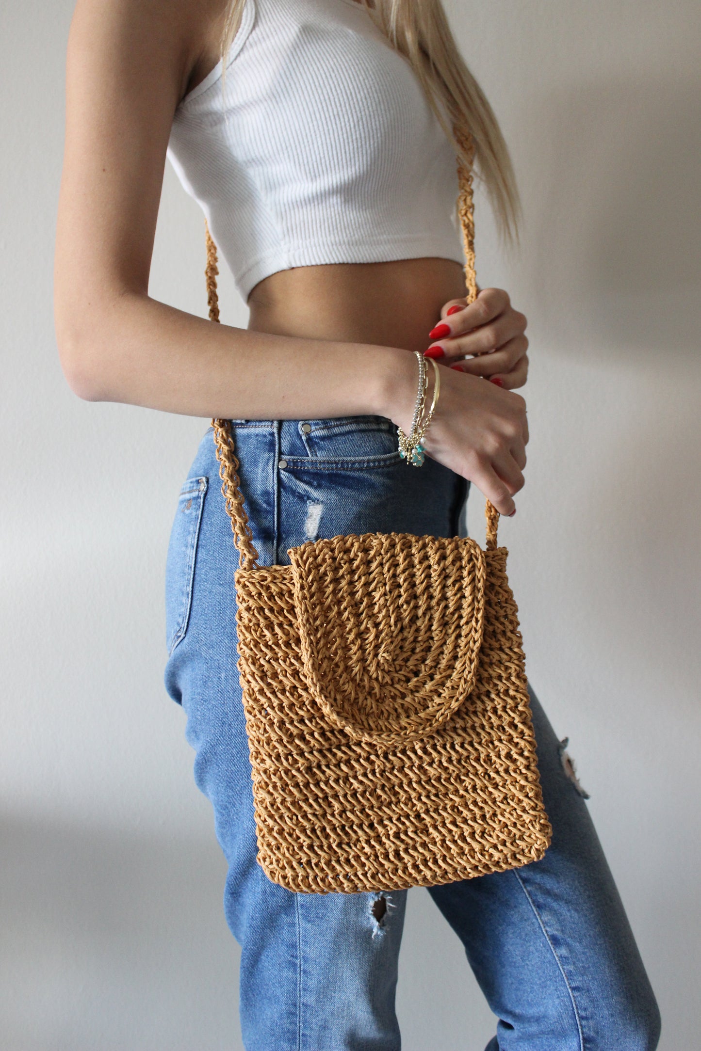 HAND-KNITTED STRAW SHOULDER BAG